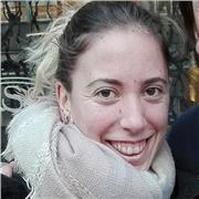 Profesora de refuenzo escolar, centrada tanto en lenguas como en música